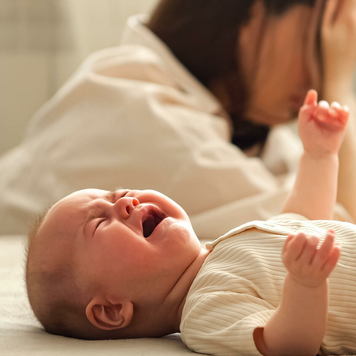 Imagem principal para o artigo Cólicas no bebê: causas, sinais e formas de aliviar da Genuína Conexão